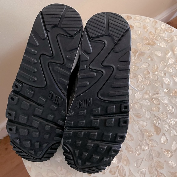 NWOT NIKE AIRMAX BLACK/WHITE SZ 5Y - Picture 4 of 4